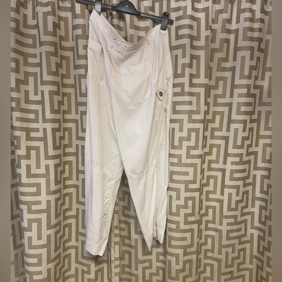 Cream colored capri pants. - Picture 2 of 3